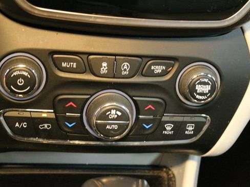 Used 2019 Jeep Cherokee Limited w/ Luxury Group image 28