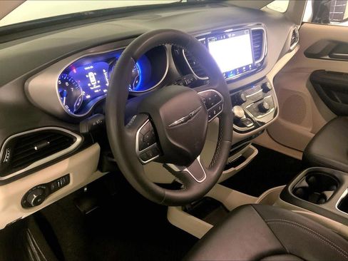 Used 2024 Chrysler Pacifica Touring-L FWD image 14