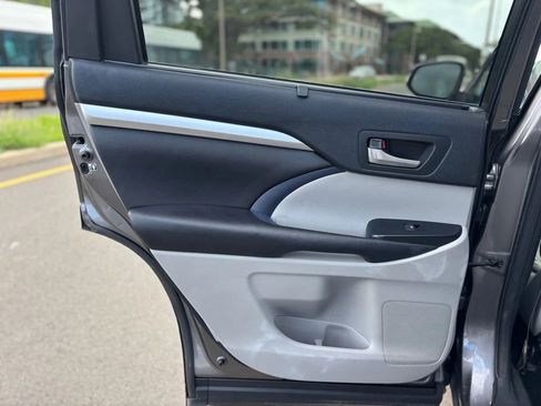 Used 2017 Toyota Highlander XLE image 17