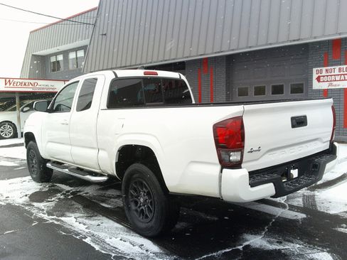 Used 2018 Toyota Tacoma SR image 5