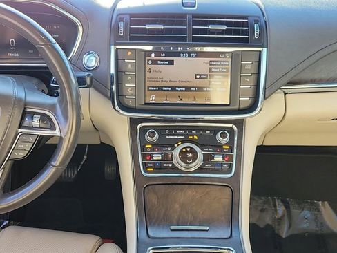 Used 2017 Lincoln Continental Select image 19