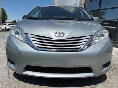 Used 2015 Toyota Sienna LE FWD image 2
