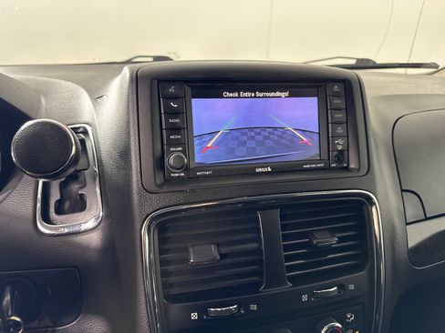 Used 2020 Dodge Grand Caravan SE w/ UConnect Hands-Free Group image 16