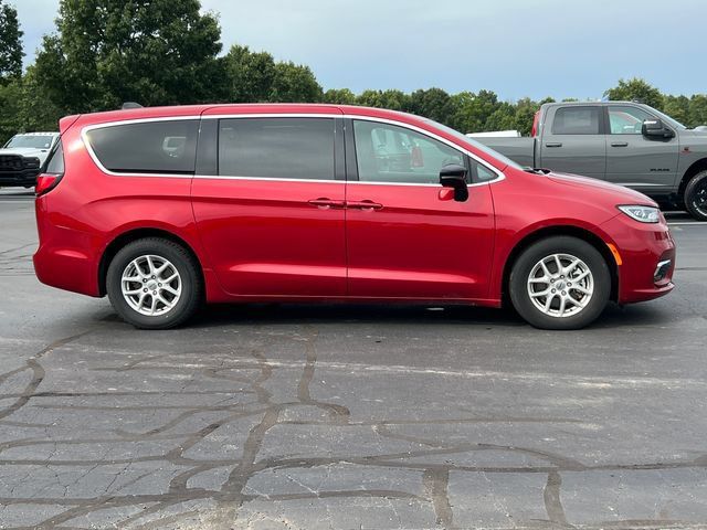 Used 2025 Chrysler Pacifica Select FWD image 50