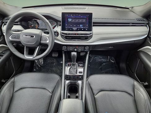 Used 2025 Jeep Compass Limited image 17