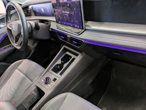 Certified 2025 Volkswagen Tiguan SE w/ Panoramic Sunroof Package AWD/4WD image 38