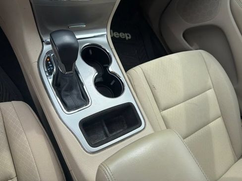 Used 2018 Jeep Grand Cherokee Laredo AWD/4WD image 28