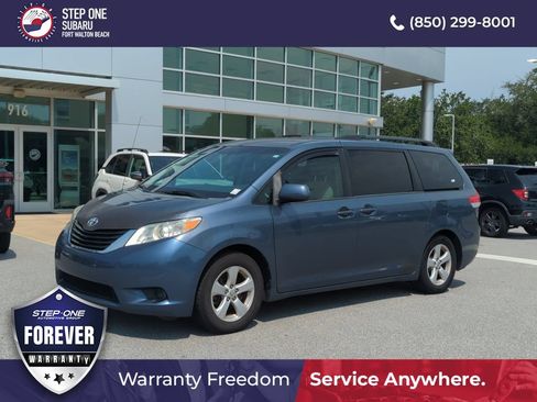 Used 2014 Toyota Sienna LE FWD image 2