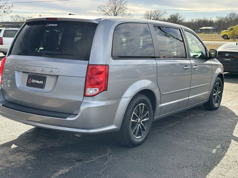 Used 2017 Dodge Grand Caravan SE image 6
