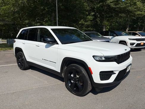 Used 2023 Jeep Grand Cherokee Altitude AWD/4WD image 8