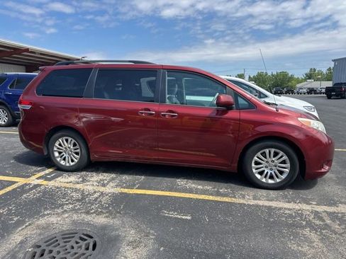 Used 2014 Toyota Sienna XLE w/ Entertainment Package FWD image 8