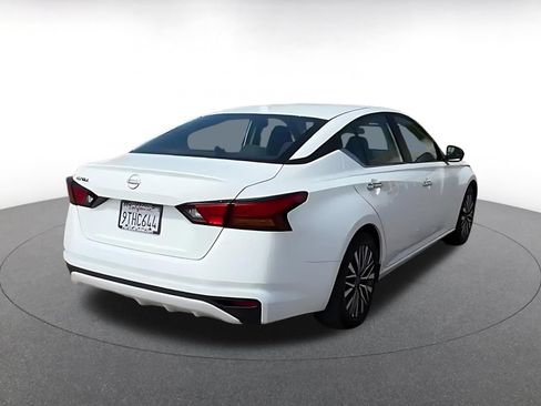 Used 2025 Nissan Altima 2.5 SV FWD image 14