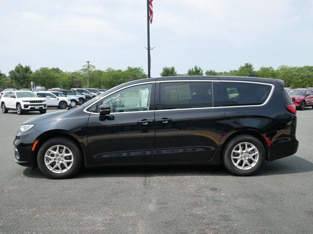 Used 2024 Chrysler Pacifica Touring-L FWD image 5