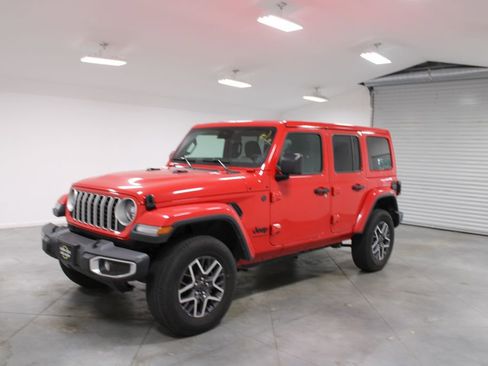 Used 2025 Jeep Wrangler Unlimited Sahara AWD/4WD image 4
