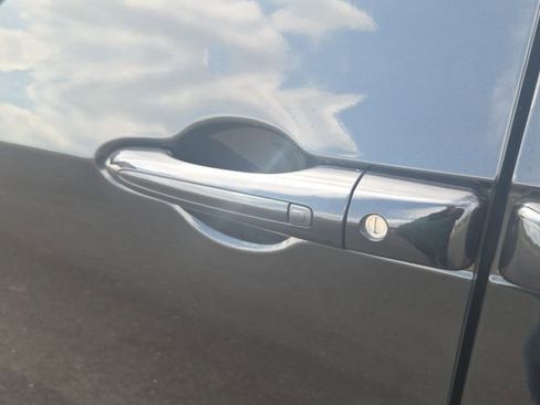 Used 2023 Chrysler Pacifica Limited w/ Uconnect Theater Family Group image 27