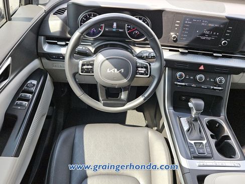 Used 2023 Kia Carnival LX FWD image 12