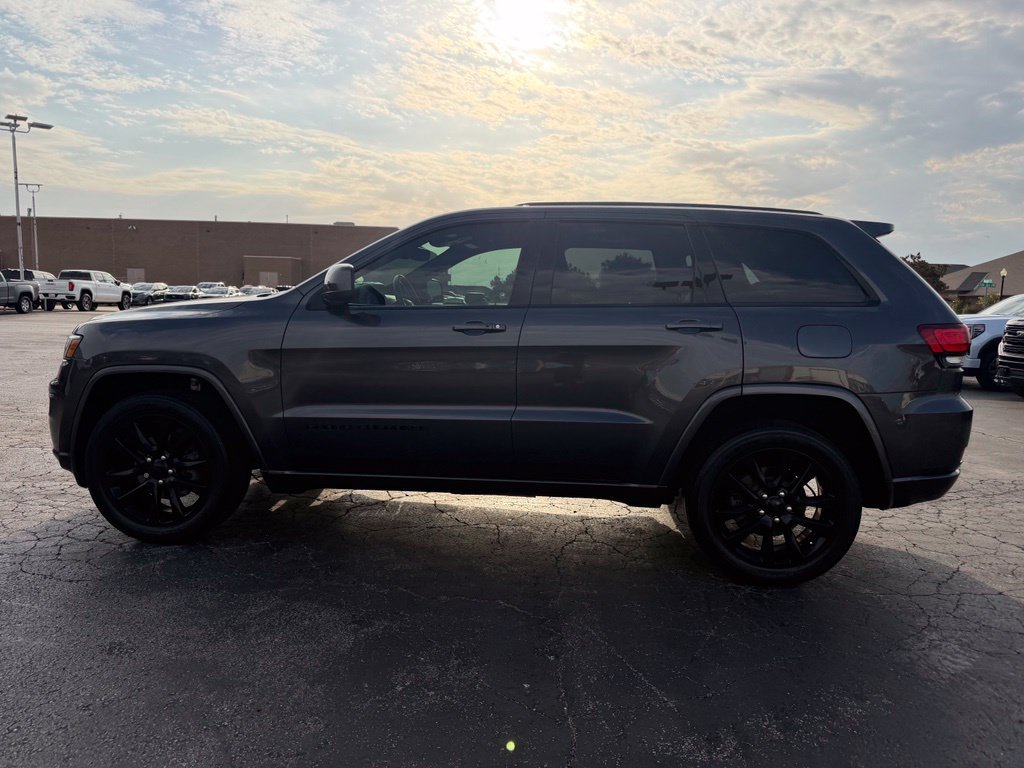 Used 2019 Jeep Grand Cherokee Altitude AWD/4WD image 12