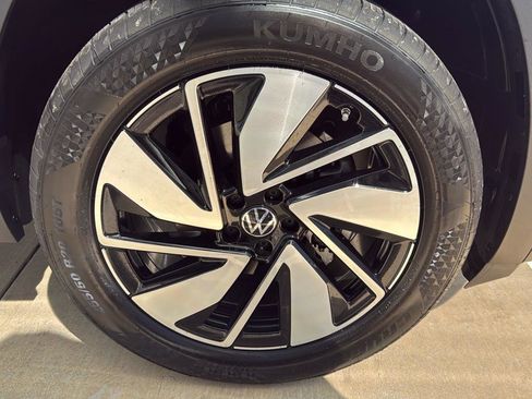 New 2025 Volkswagen Atlas SEL image 21