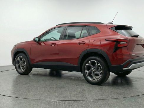 Used 2025 Chevrolet Trax LT w/ LT Convenience Package image 6