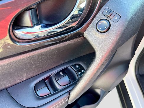 Used 2020 Nissan Rogue SV image 17