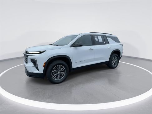 Used 2025 Chevrolet Traverse LT image 4