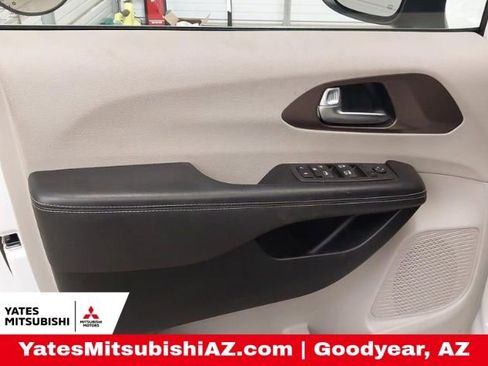 Used 2022 Chrysler Voyager LX image 14