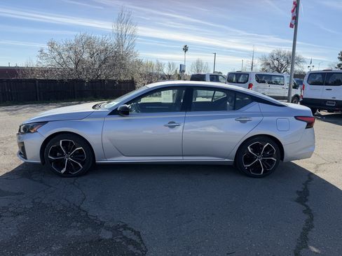 Used 2024 Nissan Altima 2.5 SR image 2