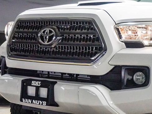 Used 2017 Toyota Tacoma TRD Sport AWD/4WD image 5