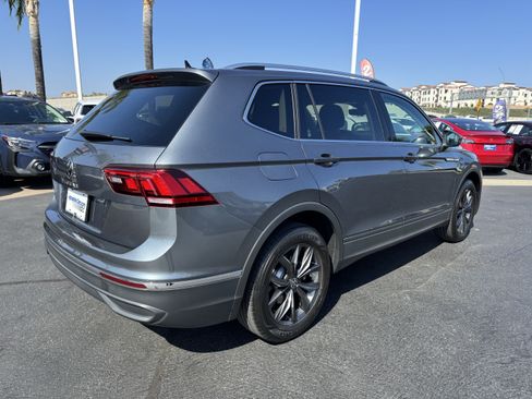 Used 2023 Volkswagen Tiguan SE w/ Panoramic Sunroof Package FWD image 5