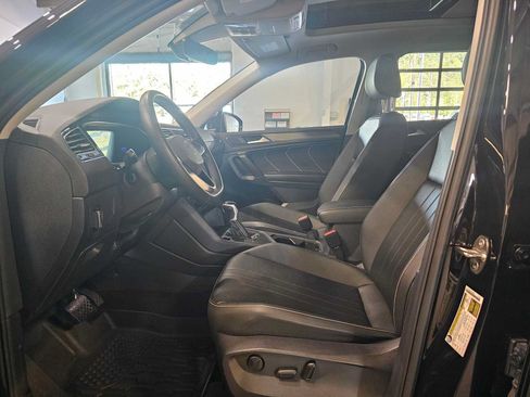Used 2023 Volkswagen Tiguan SE w/ Panoramic Sunroof Package FWD image 21