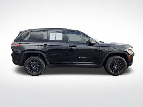 Used 2023 Jeep Grand Cherokee Laredo AWD/4WD image 2