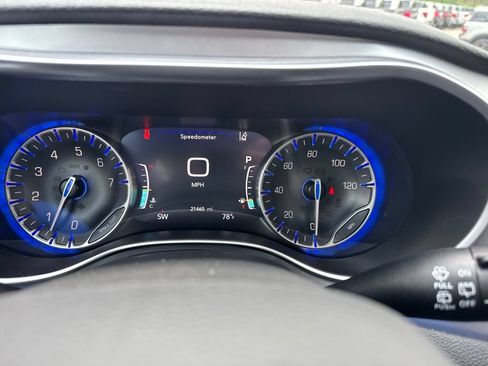 Used 2025 Chrysler Pacifica Limited w/ Trailer Tow Group AWD/4WD image 17