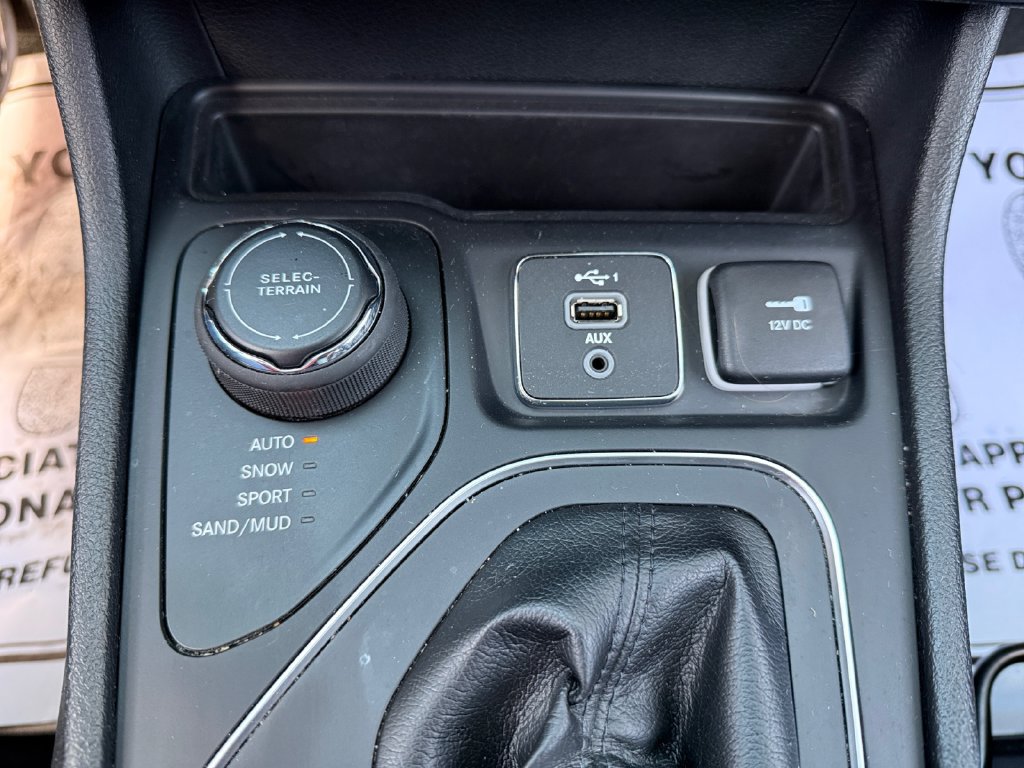 Used 2021 Jeep Cherokee Latitude Plus AWD/4WD image 35
