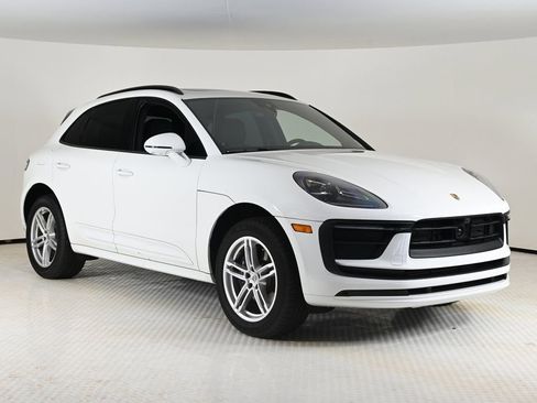 Certified 2024 Porsche Macan AWD/4WD image 9