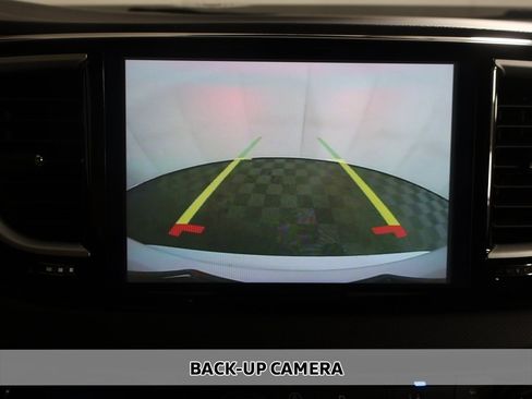 Used 2024 Chrysler Pacifica Touring-L image 6