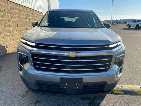 Used 2025 Chevrolet Traverse LT image 3