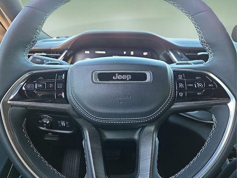 Used 2024 Jeep Grand Cherokee Overland w/ Luxury Tech Group IV AWD/4WD image 24