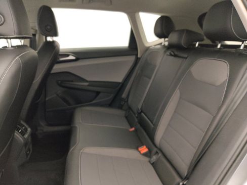 Used 2023 Volkswagen Taos SE w/ Panoramic Sunroof Package FWD image 18