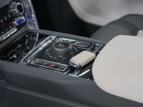 Used 2023 Rolls-Royce Cullinan image 32