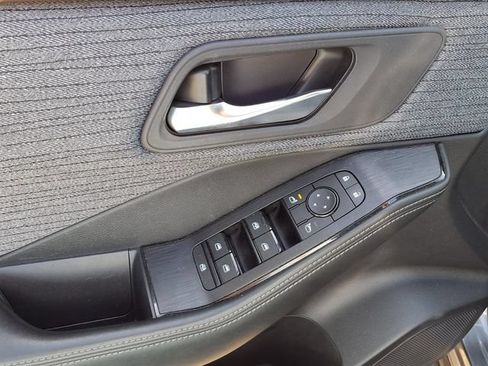 Used 2023 Nissan Rogue SV FWD image 17