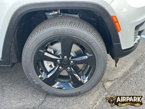 New 2025 Jeep Grand Cherokee L Altitude AWD/4WD image 10