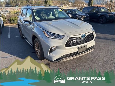 Used 2023 Toyota Highlander Bronze Edition image 1