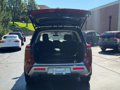 Used 2022 Nissan Pathfinder Platinum w/ Cargo Package FWD image 4