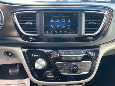 Used 2018 Chrysler Pacifica Touring-L image 16