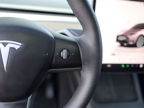 Used 2022 Tesla Model Y Long Range image 12