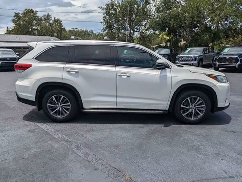 Used 2018 Toyota Highlander XLE FWD image 3