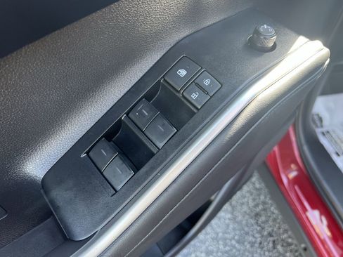 Used 2025 Toyota Highlander XLE FWD image 15