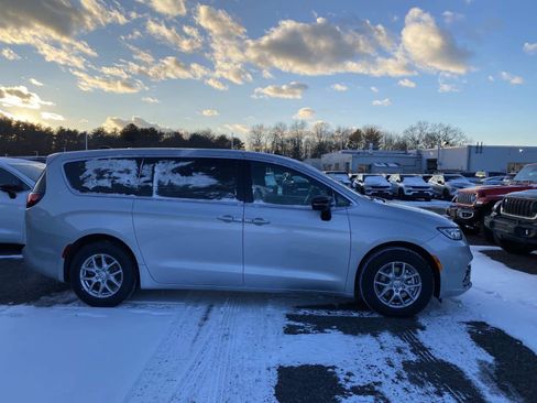 New 2026 Chrysler Pacifica Select image 2