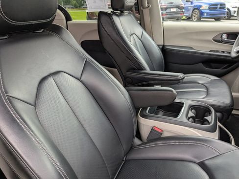 Used 2023 Chrysler Pacifica Touring-L FWD image 17