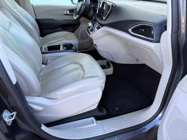 Used 2021 Chrysler Pacifica Touring-L FWD image 20